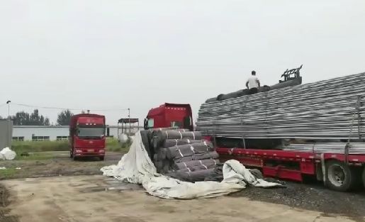 大棚保溫被和（hé）相關配件裝車發貨（huò）