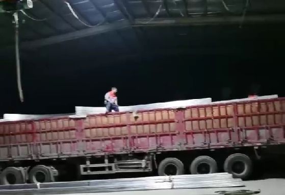 天（tiān）黑了，發貨裝車依然加班進行中（zhōng），服務好更多的客戶